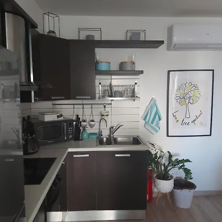 Horizon Hidden Gem 2 Bedroom Apt - Walk To The Beach Apartment